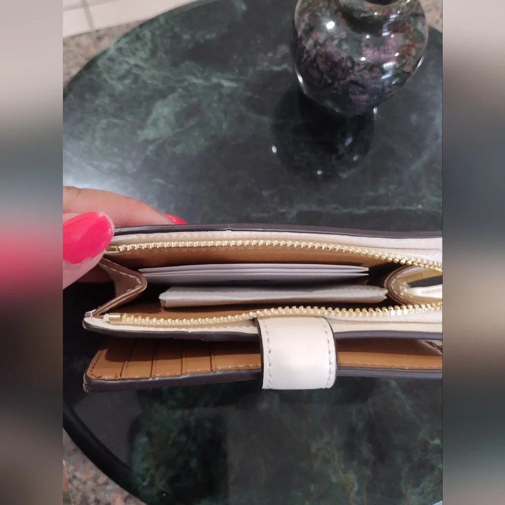 NWOT Coach Signature Medium Corner Zip Wallet